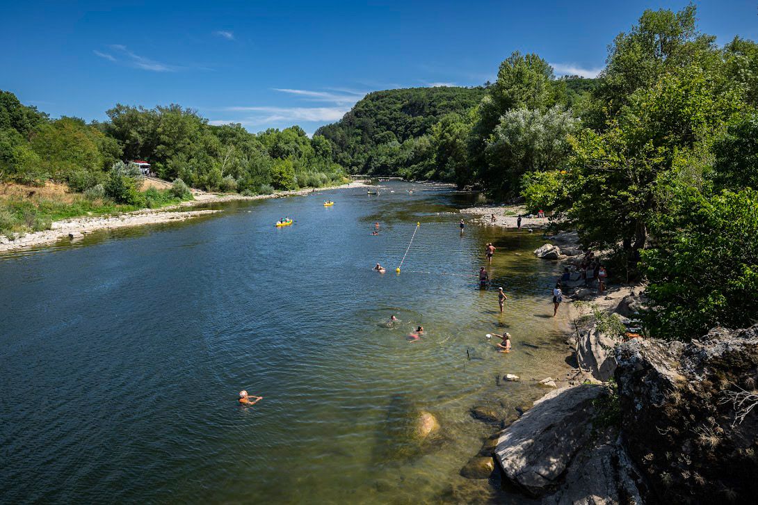 Schwimmen im Fluss 100 m vom Campingplatz entfernt